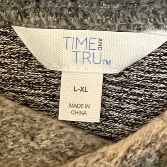 NWT Women’s Gray Soft Fuzzy Fabric Shawl/Poncho Top - Picture 2 of 6